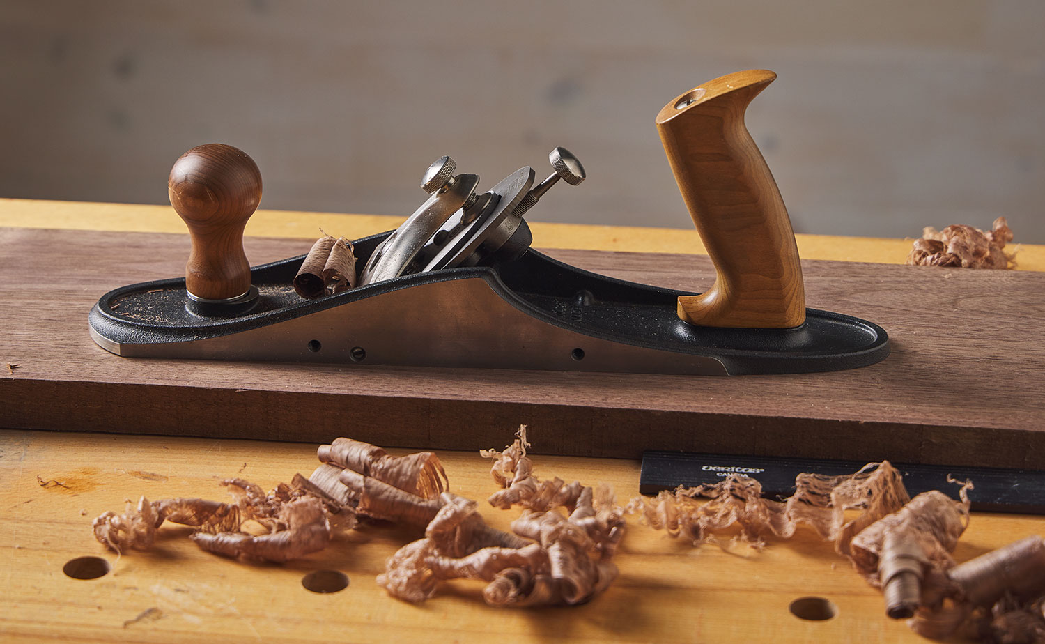 Veritas custom #5 jack plane on a board surrounded by shavings