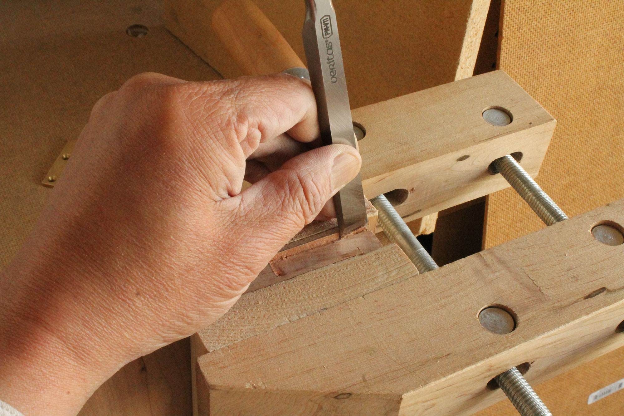 Using the handscrew jaws as a hand rest.