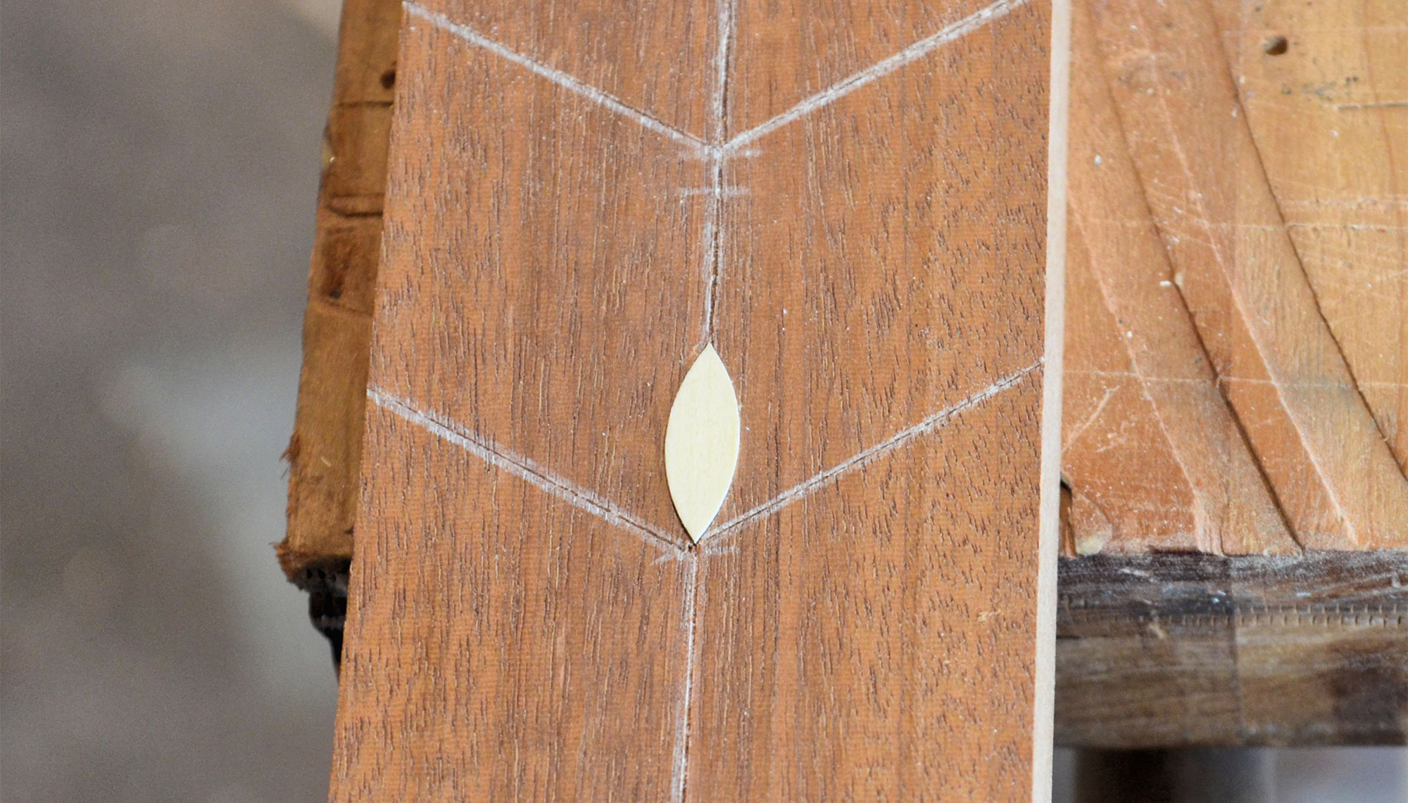 Center leaf inlaid into the pocket