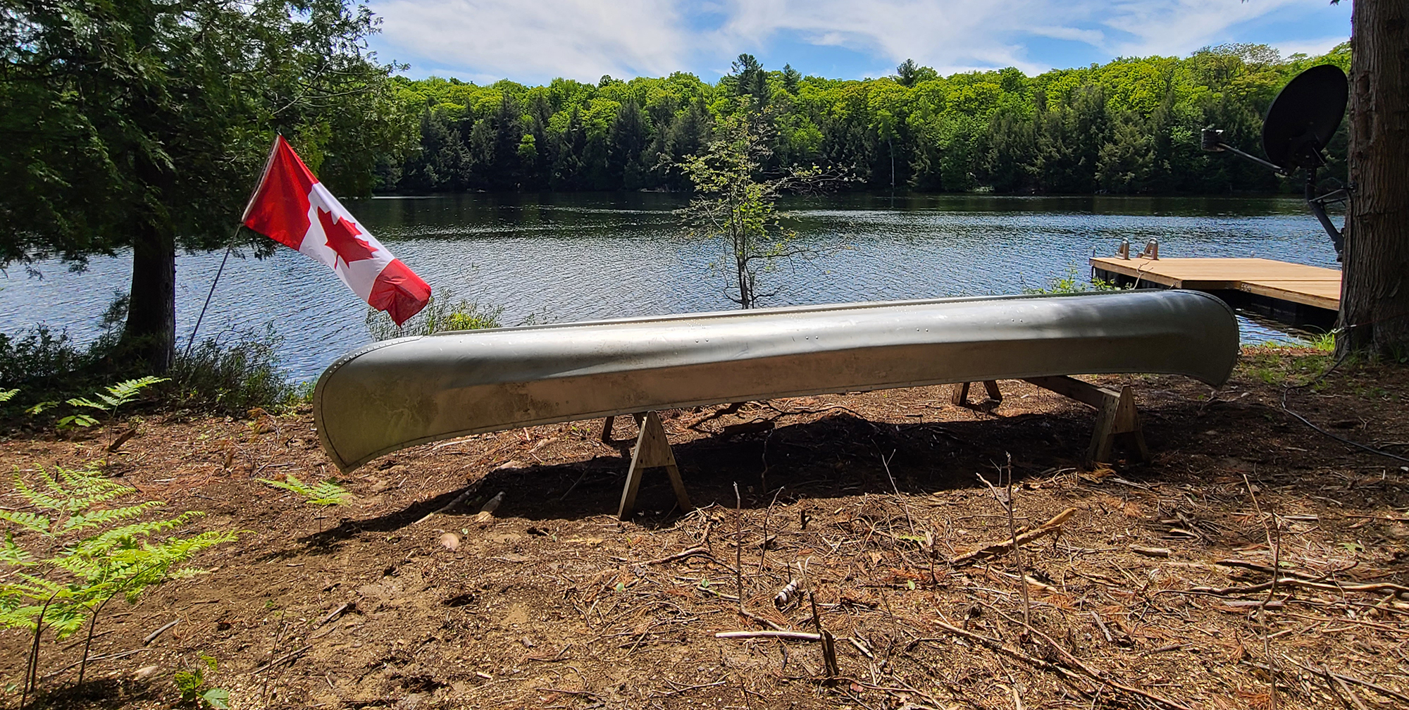 Canot déposé sur des chevalets sur le bord d'un lac