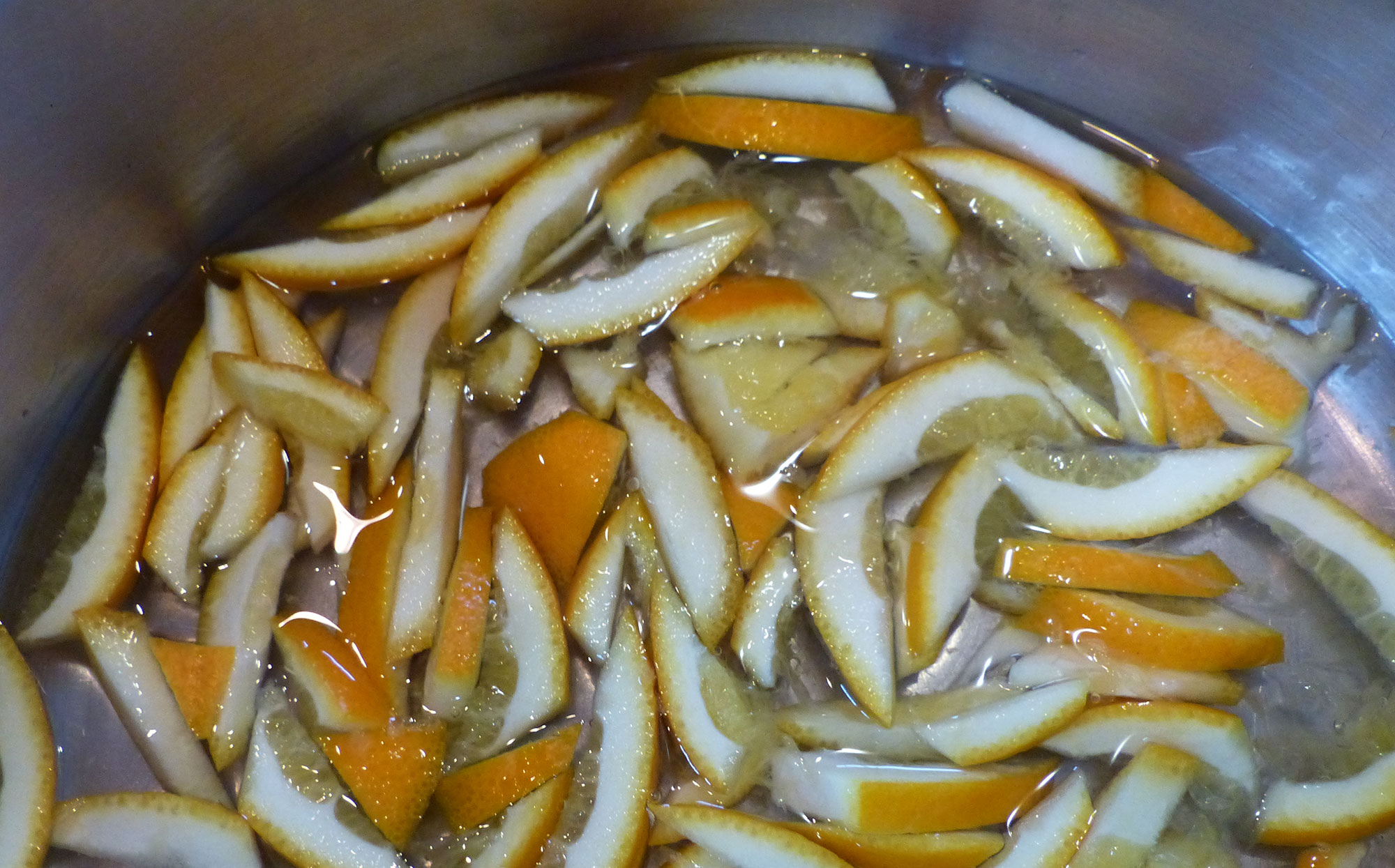 Écorce d’orange dans une casserole d’eau