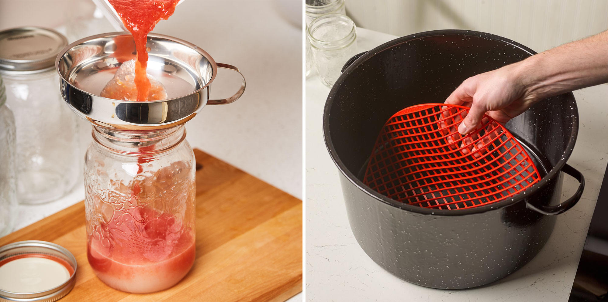 Image de gauche : Personne utilisant un entonnoir pour remplir un bocal de purée de tomates. Image de droite : Support à bocaux en silicone