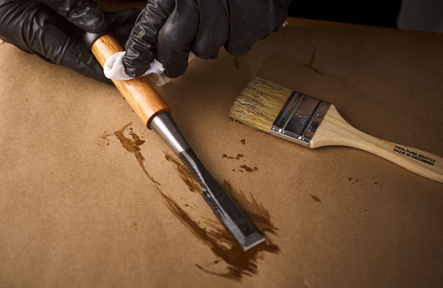 Removing the rust-preventive lacquer from the chisel.