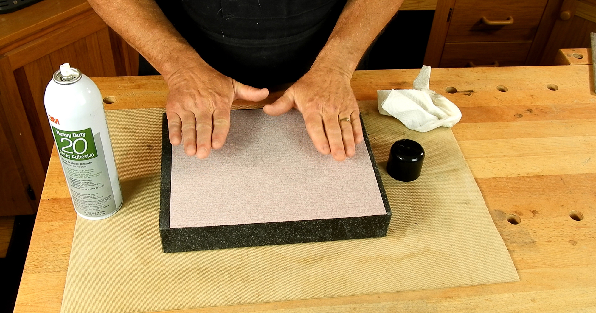 Fixation d'une feuille abrasive sur un marbre à dresser en granite