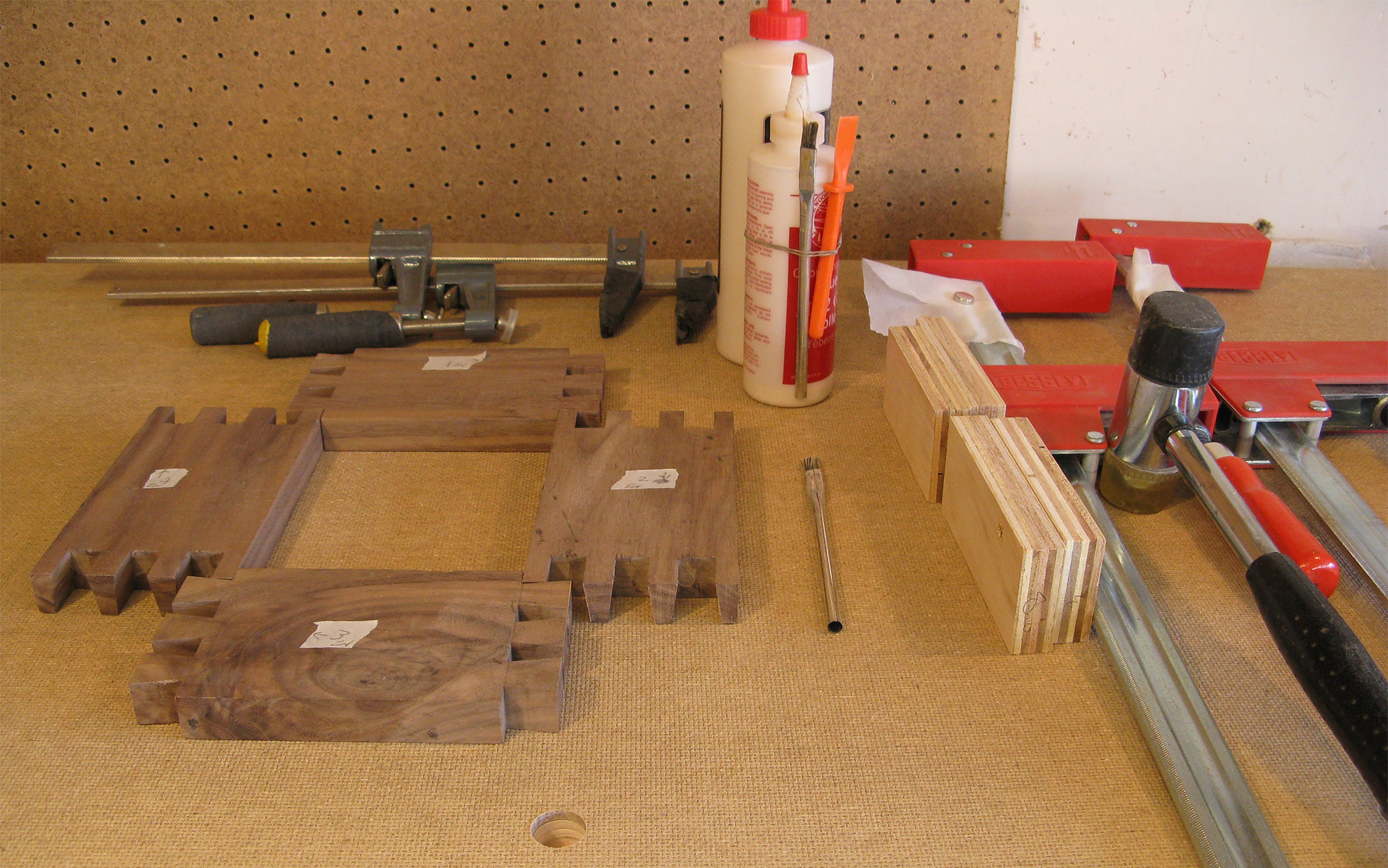 Pièces de bois étiquetées au côté d'outils et accessoires sur un établi